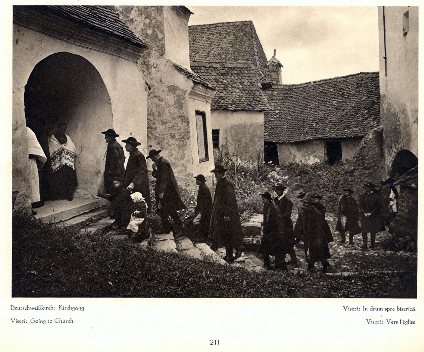 Săteni din Viscri în drum spre biserică, fotografie de arhivă